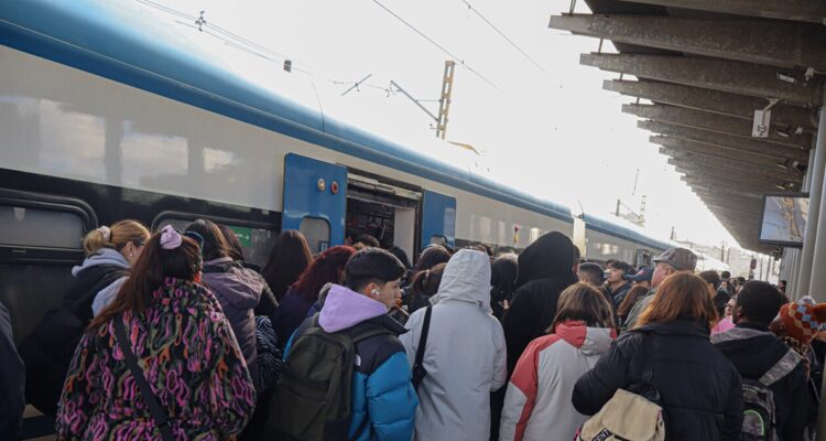 La Empresa Ferrocarriles del Estado confirmó que este lunez se retomarán los servicios del Biotren en Concepción, pero con ajustes.