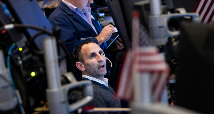 Wall Street abre con leves pérdidas una semana después del caos en las bolsas