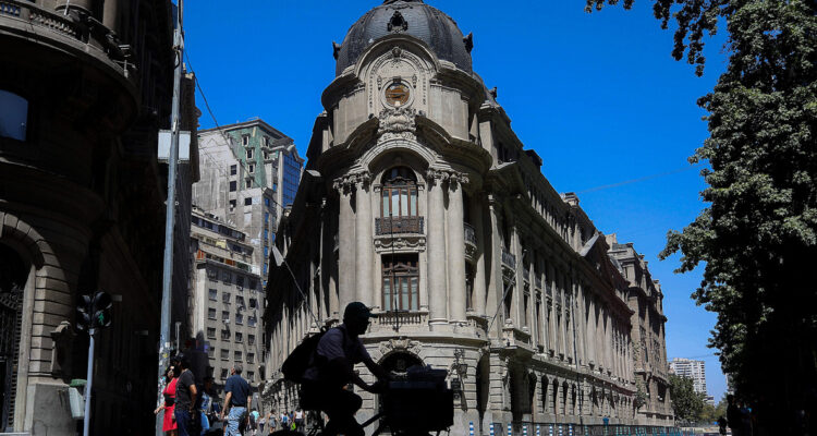 La bolsa chilena opera en rojo y se hace eco de las caídas globales por temores en la economía de EEUU