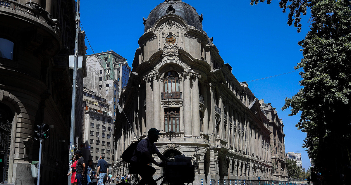 La bolsa chilena opera en rojo y se hace eco de las caídas globales por temores en la economía de EEUU