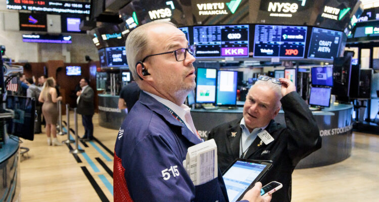 Wall Street abre en verde tras sufrir su peor jornada en casi dos años durante el “lunes negro”