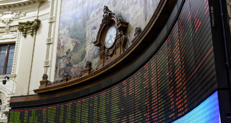 La bolsa de Santiago no se libra del pesimismo global y cierra con su mayor caída desde fines de 2021