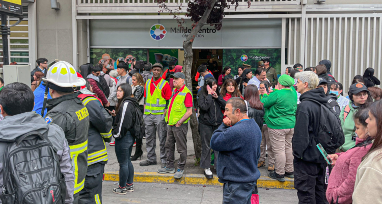 Personas en exterior de centro comercial tras instalación de bombas de ruido en malls