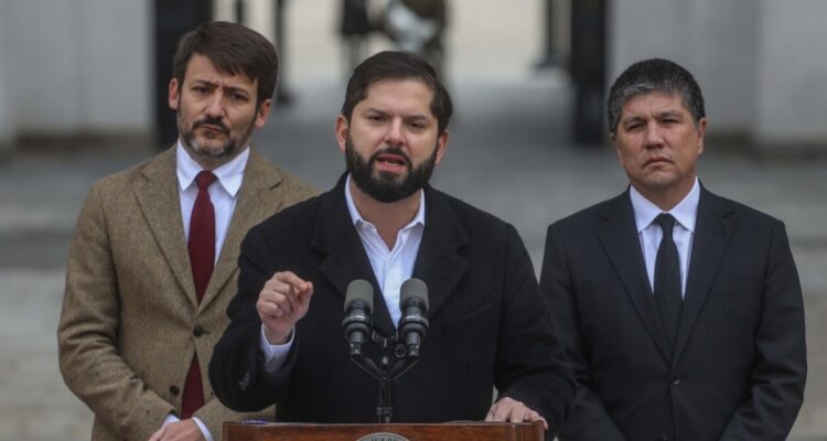 Presidente Boric pide al Ministerio de Energía revisar concesión de Enel y apurar compensaciones