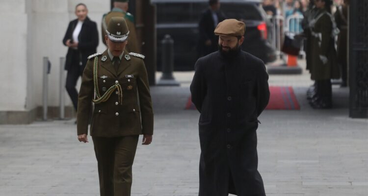 Presidente Boric se reúne con autoridades en La Moneda para analizar corte de luz en su sexto día