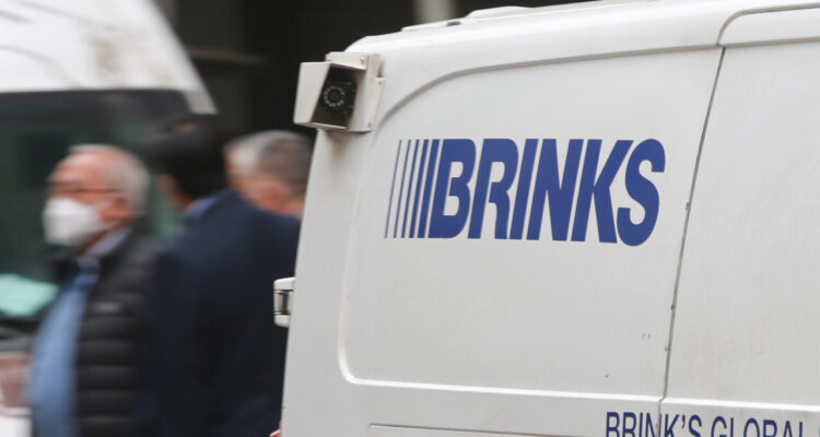 En la imagen, un furgón de la empresa Brinks.