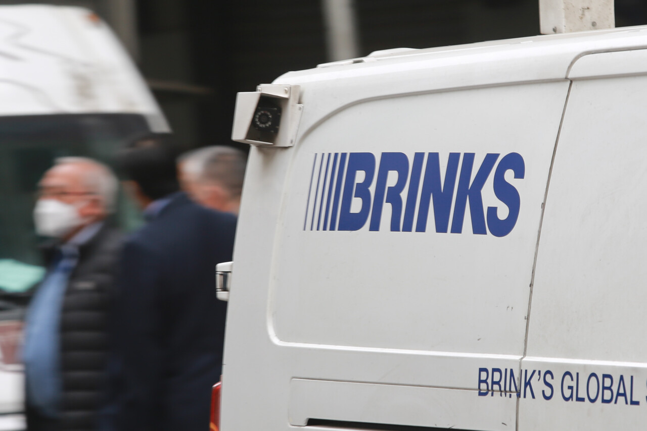 En la imagen, un furgón de la empresa Brinks.