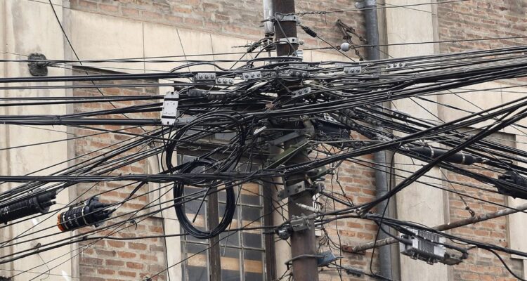 “Ley Chao Cables”: ofician a Segpres para reponer facultad de municipios de retirar cables es desuso