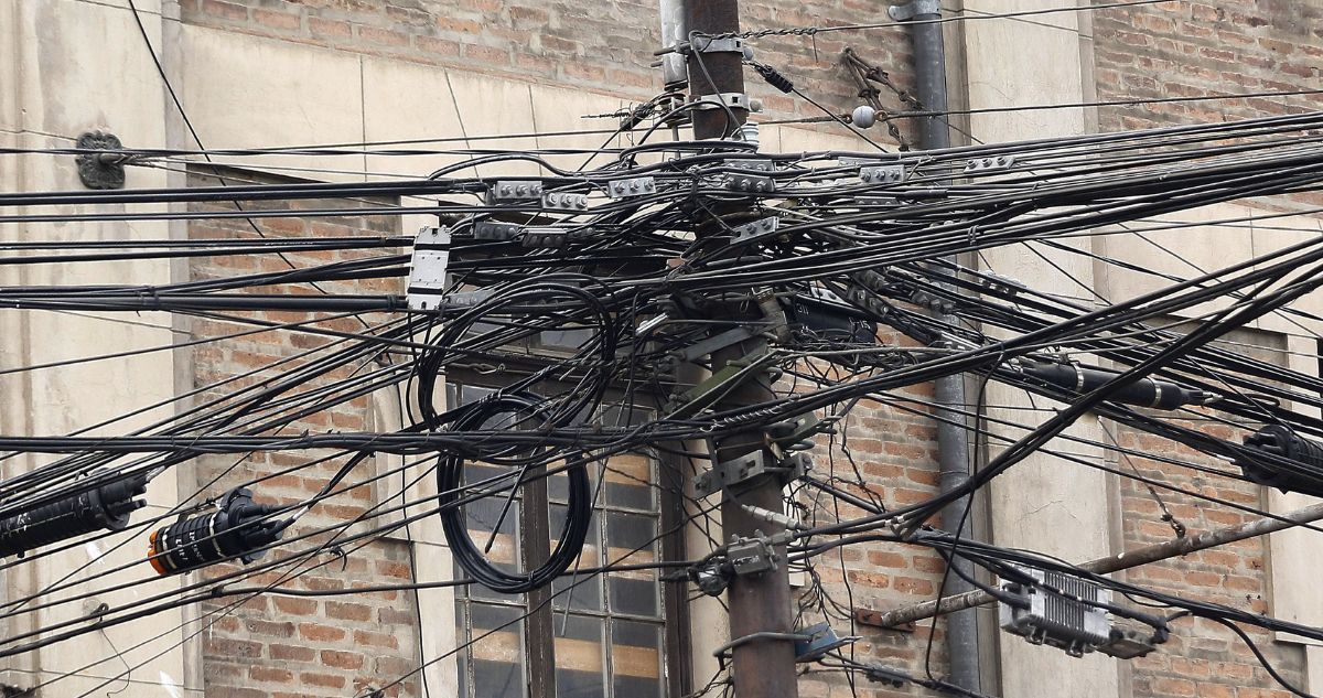 “Ley Chao Cables”: ofician a Segpres para reponer facultad de municipios de retirar cables es desuso