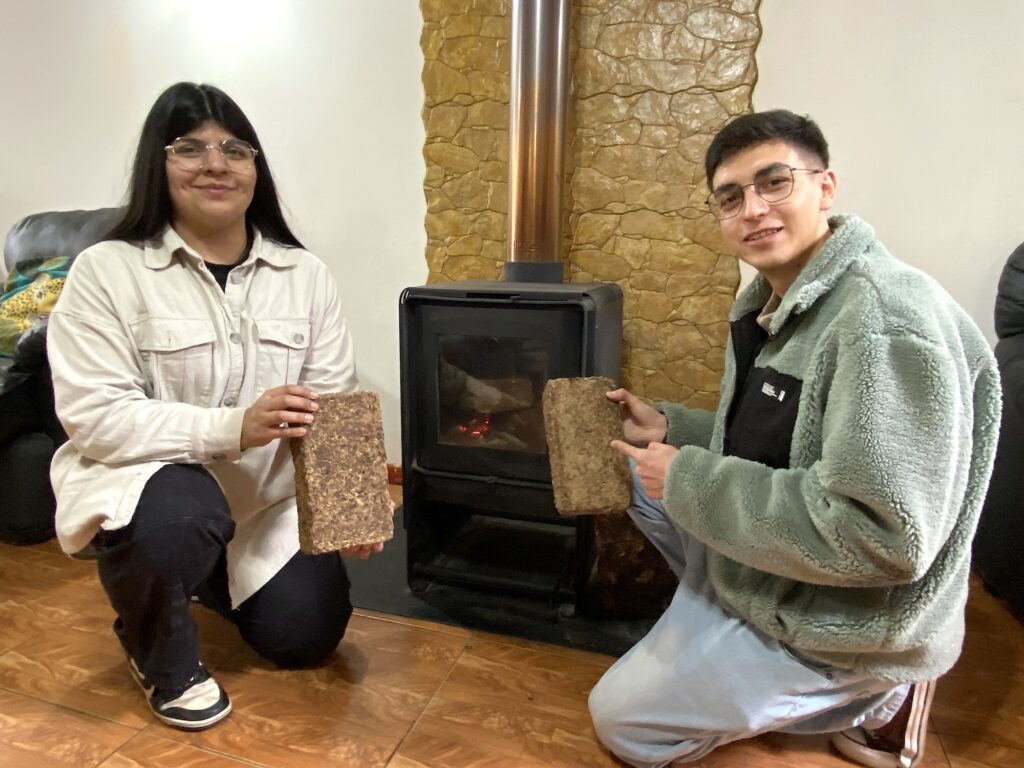 Estudiantes muestran la leña ecológica que diseñaron