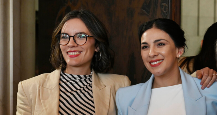 Camila Vallejo junto a Karol Cariola en referencia a embarazo