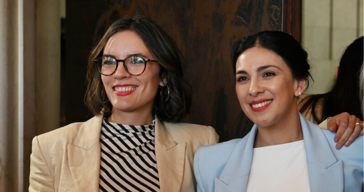 Camila Vallejo junto a Karol Cariola en referencia a embarazo
