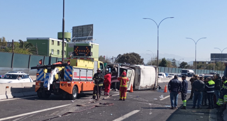 Volcamiento de camión recolector de basura en Renca deja al menos tres lesionados