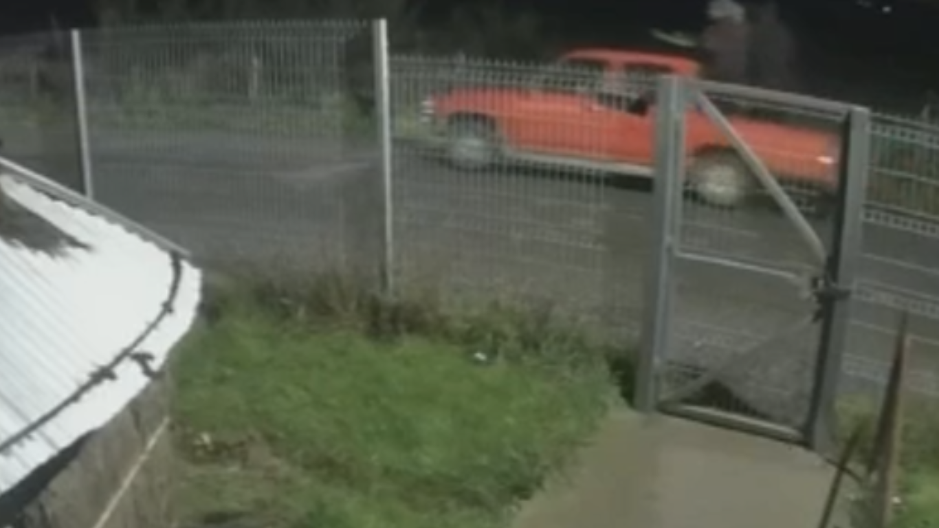 Imagen de la camioneta roja que habría prestado apoyo.