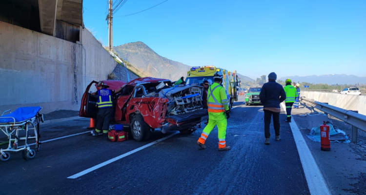 Camioneta cae de puente a la autopista Acceso Sur y queda completamente destruida