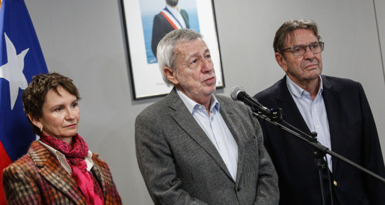 Canciller Van Klaveren descarta reconocer a González pero advierte una alta posibilidad de fraude