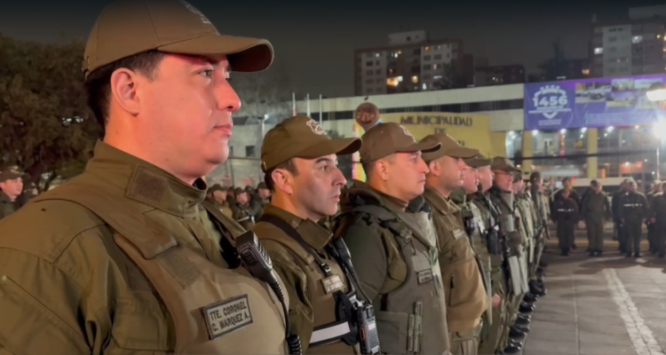 Carabineros preparándose para la operación enjambre
