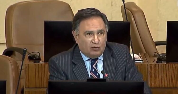 Mellado (RN) tilda de “Maduro chico” a Presidente Boric en medio de discusión por elección en dos días