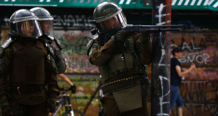 Condenan a penas de cárcel efectiva a carabineros por torturas contra un detenido en estallido social