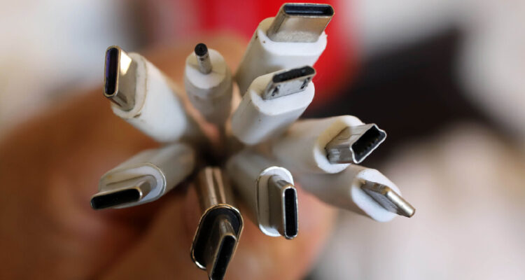 Se aprueba ley que establece cargador universal para celular y elimina ventas atadas