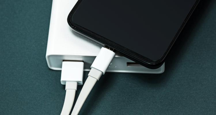 Así es el único cargador universal para celulares que podrá venderse en Chile, según proyecto de ley