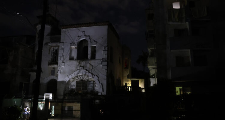 Crisis de apagones en Cuba: barrios a oscuras, centrales flotantes y pymes adaptándose a cortes de luz