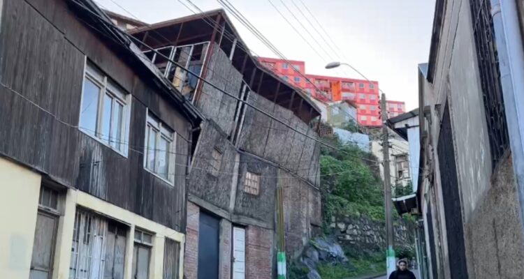 Casas al borde del derrumbe en cerro Larraín en Valparaíso