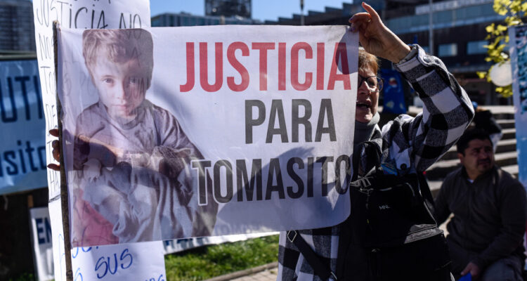 Personas se manifiestan y dan apoyo a madre de Tomás Bravo la cual asistió a Fiscalía Regional y se postergó el plazo de investigación del caso por tres meses más, Concepción región del Biobio.