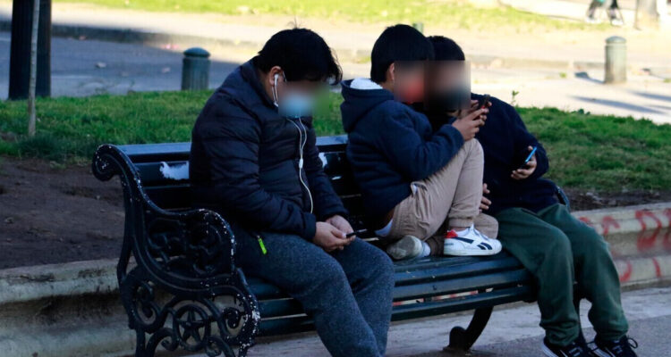 Oposición valora aprobación en la Cámara de proyecto que prohíbe celulares en Ed. Parvularia y Básica