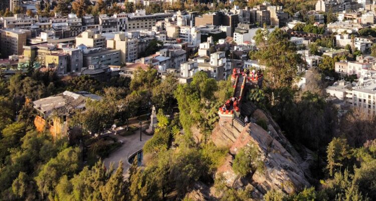 Encuentran cadáver en el cerro Santa Lucía: data de muerte es de 11 meses