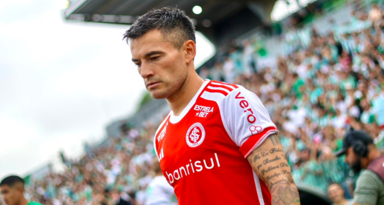 Charles Aránguiz llena de incertidumbre a La U y no podría estar para el Superclásico ante Colo Colo.