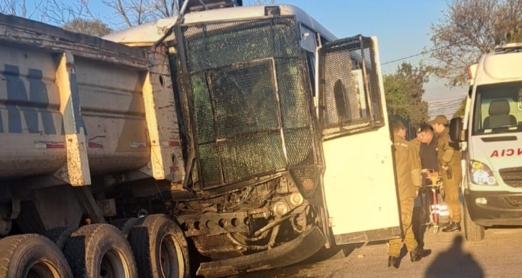 Choque entre bus de Carabineros y camión en Recoleta deja cinco funcionarios lesionados