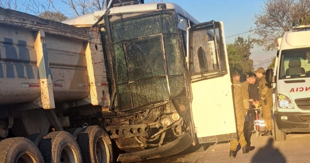 Choque entre bus de Carabineros y camión en Recoleta deja cinco funcionarios lesionados
