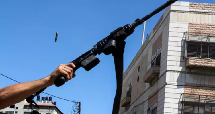 Un miliciano palestino exhibe un fusil durante el funeral por una persona fallecida en Nablús