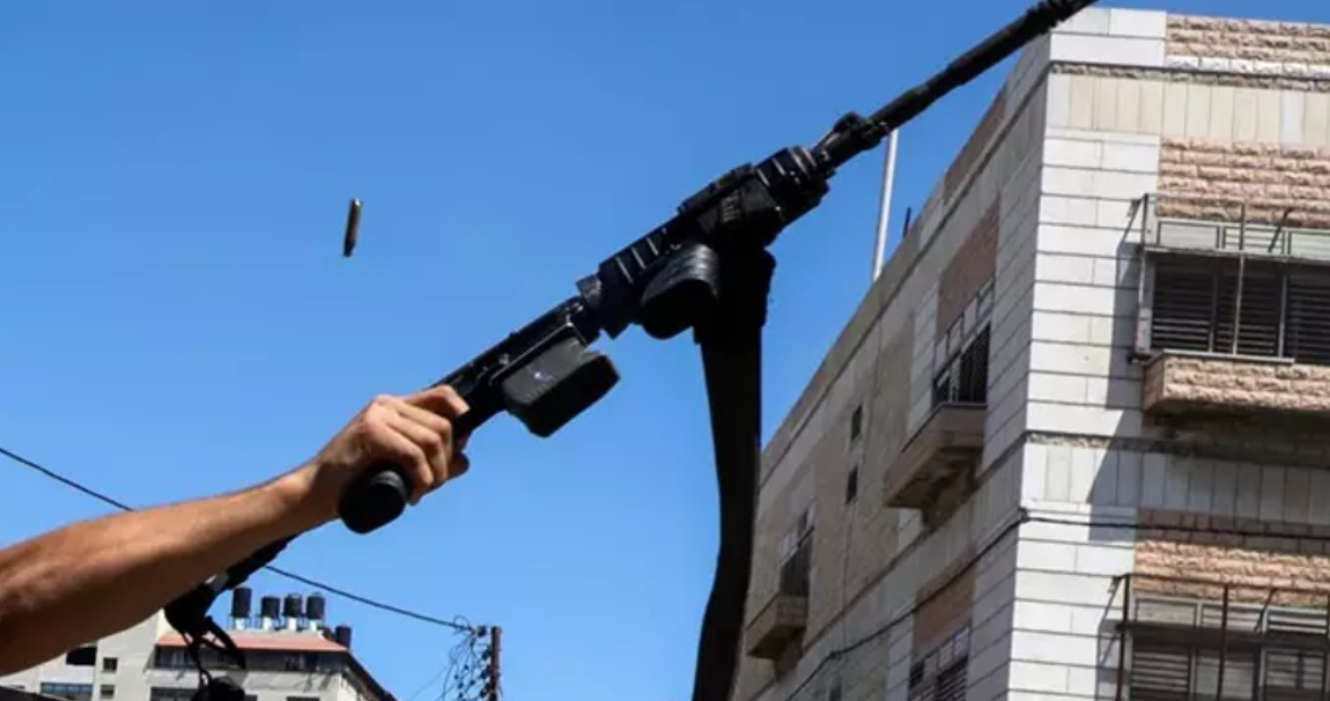 Un miliciano palestino exhibe un fusil durante el funeral por una persona fallecida en Nablús
