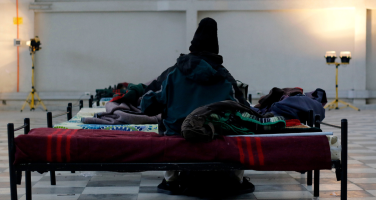 Persona al interior de albergue por Código Azul en Los Ángeles