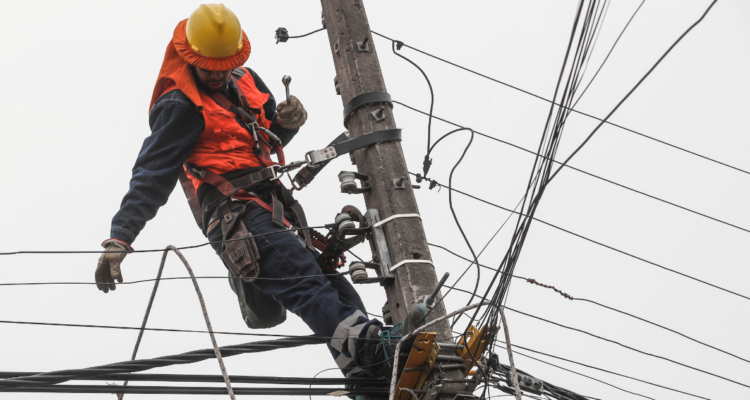 Trabajador de empresa eléctrica por concesión de Codiner en La Araucanía