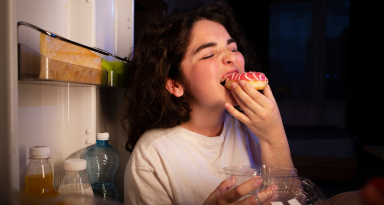 ¿Un snack antes de dormir? Estos son los alimentos que nunca debes comer en la noche