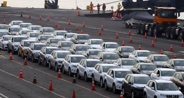 El país de Latinoamérica donde comprar un auto es más caro pero tiene los precios más bajos en bencina