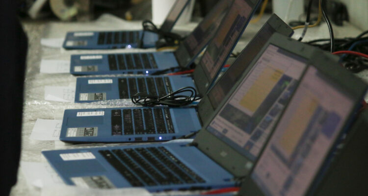 Polémica por más de 5 mil computadores olvidados por Junaeb: quedaron absoletos