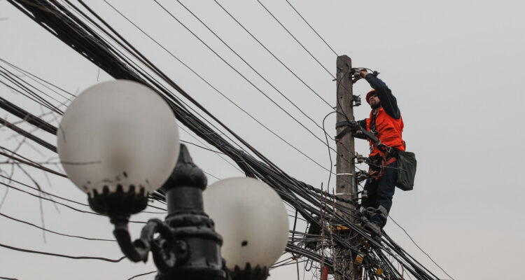Trabajos de reposición del servicio eléctrico y reemplazo de postes y cableados en calle Diego de Almagro esquina Suecia en la comuna de Providencia debido a la caída de árboles durante el temporal de viento que azotó a Santiago el 2 de agosto y que mantiene a clientes sin electricidad