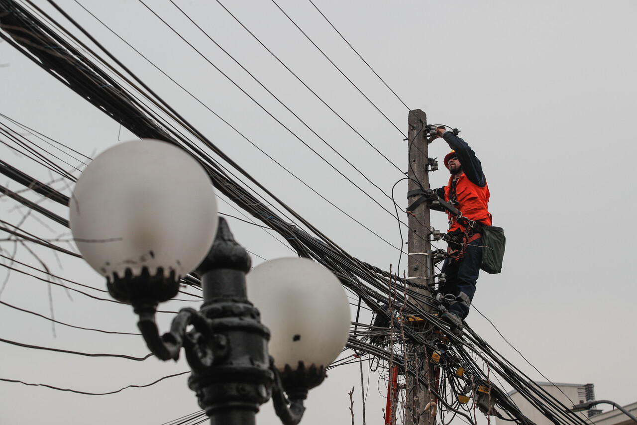 Trabajos de reposición del servicio eléctrico y reemplazo de postes y cableados en calle Diego de Almagro esquina Suecia en la comuna de Providencia debido a la caída de árboles durante el temporal de viento que azotó a Santiago el 2 de agosto y que mantiene a clientes sin electricidad