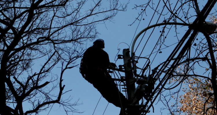 Imagen de un trabajador de Enel.