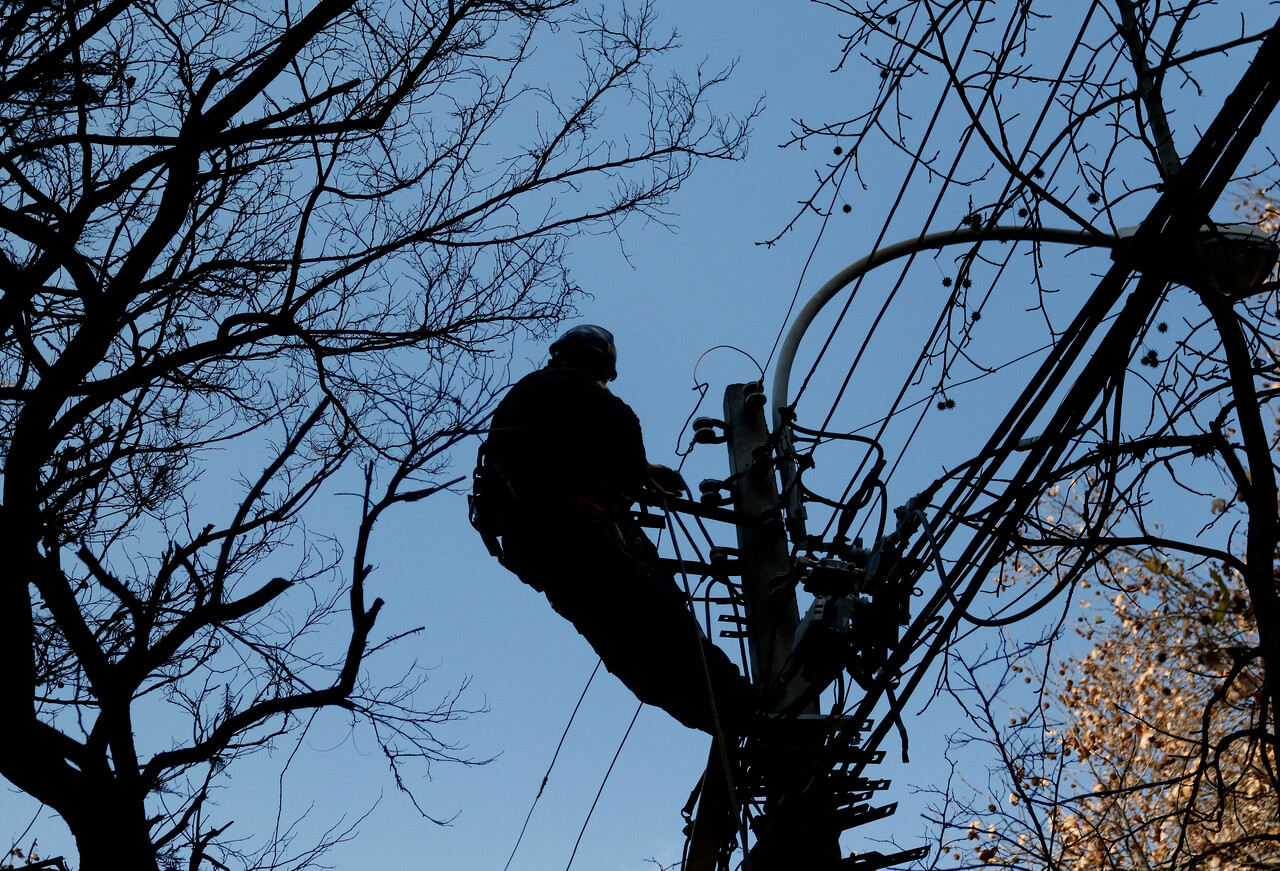 Imagen de un trabajador de Enel.