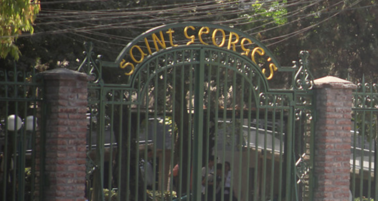 Corte ordena a Saint George cancelar matrícula a alumnos que editaron fotos de sus compañeras con IA