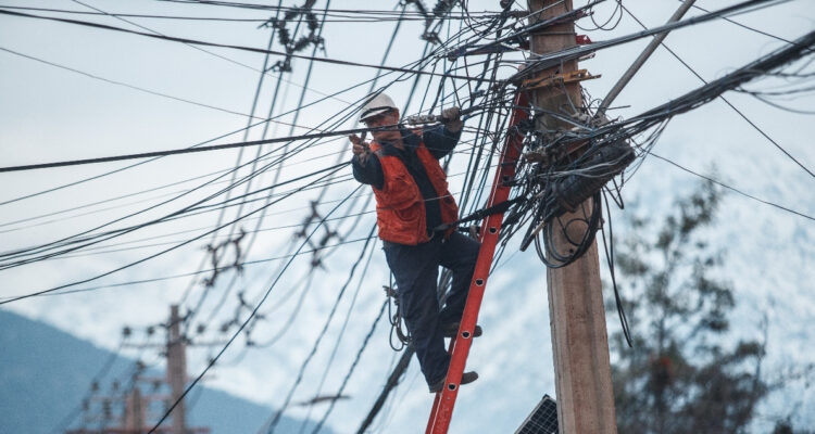 Los clientes que permanecen sin energía eléctrica en todo Chile superan los 66 mil