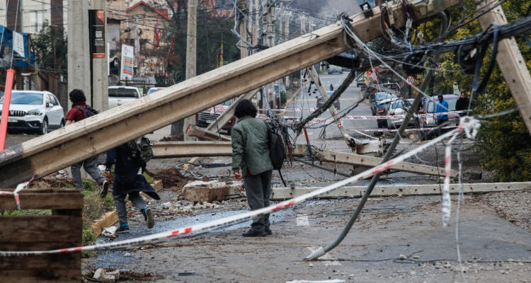 Son más de 100 mil los clientes sin electricidad en Chile: siete empresas deben reponer el suministro