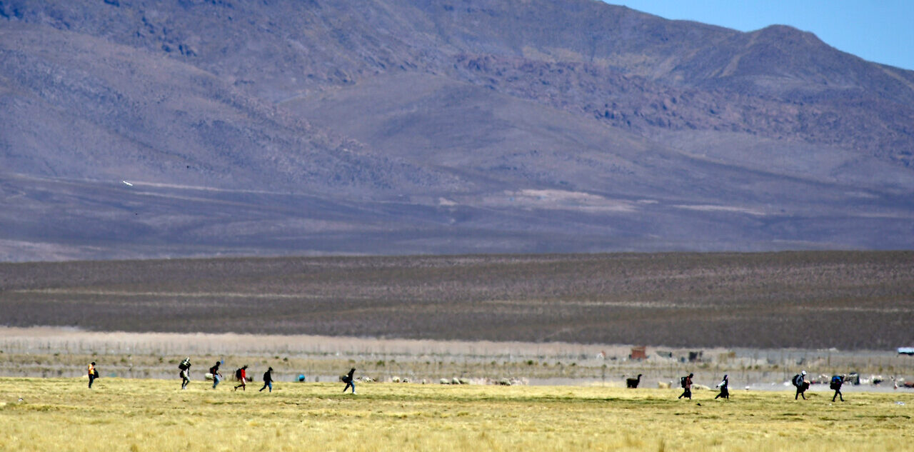 Migrantes venezolanos ingresan por el poblado fronterizo de Colchane, en la frontera entre Chile y Bolivia, ubicada a unos 1.900 kilómetros al norte de Santiago de Chile,a la espera de lograr arribar a Iquique u otras ciudades del país.
