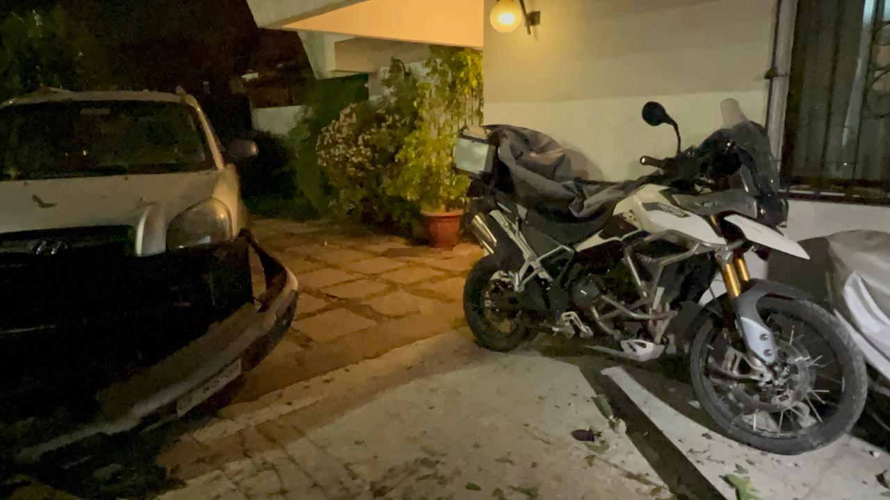 Auto con 7 ocupantes protagoniza accidente en Ñuñoa: dañó árbol, poste, casa, vehículo y una moto