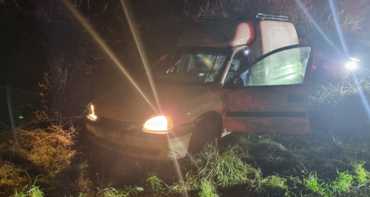 Camioneta en la que iban delincuentes que sufrieron accidente tras robo en Cabrero